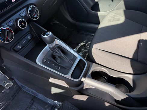 Certified 2025 Hyundai Venue SE FWD image 13