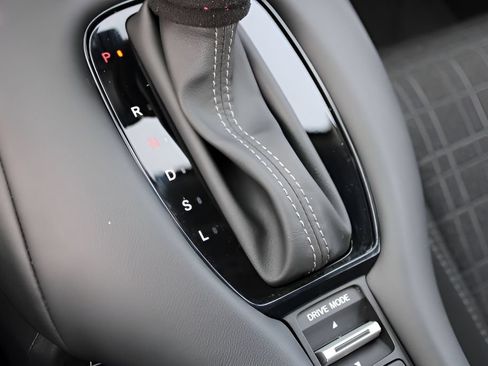 Used 2025 Honda HR-V LX image 18