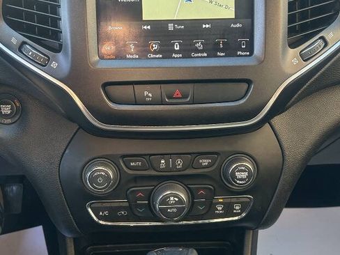 Used 2019 Jeep Cherokee Trailhawk w/ Cold Weather Group image 18