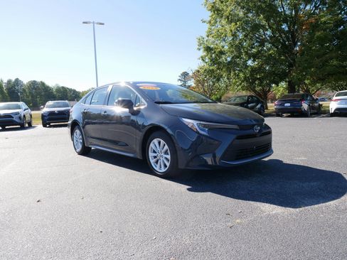 Used 2025 Toyota Corolla XLE image 10