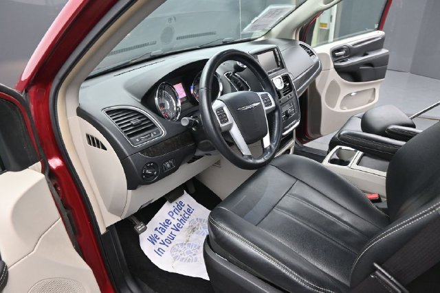 Used 2016 Chrysler Town & Country Touring w/ Driver Convenience Group FWD image 15