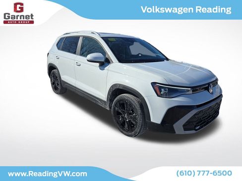 New 2025 Volkswagen Taos SE image 1