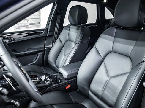 Certified 2025 Porsche Macan image 5