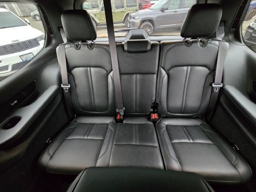 Used 2023 Jeep Grand Wagoneer 4WD w/ Flexible Seating Group image 18