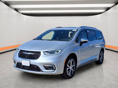 New 2026 Chrysler Pacifica Pinnacle image 3