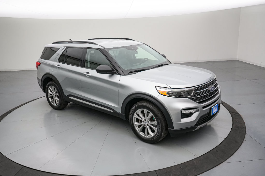Certified 2023 Ford Explorer XLT w/ Equipment Group 202A AWD/4WD image 2