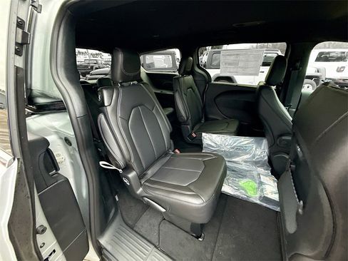 New 2026 Chrysler Pacifica Select image 31