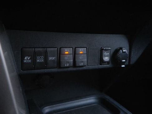 Used 2018 Toyota RAV4 Limited image 18