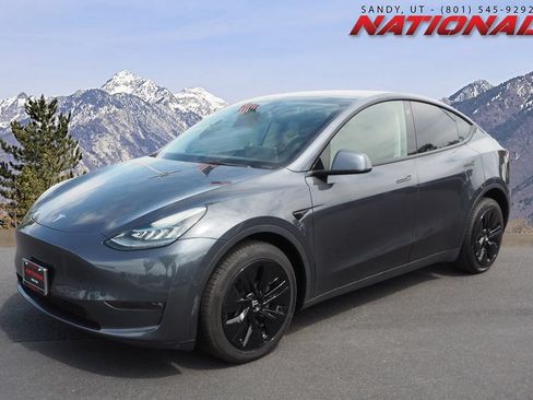 Used 2022 Tesla Model Y Long Range AWD/4WD image 1