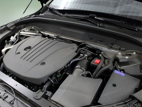 Certified 2025 Volvo XC60 B5 Ultra AWD/4WD image 33