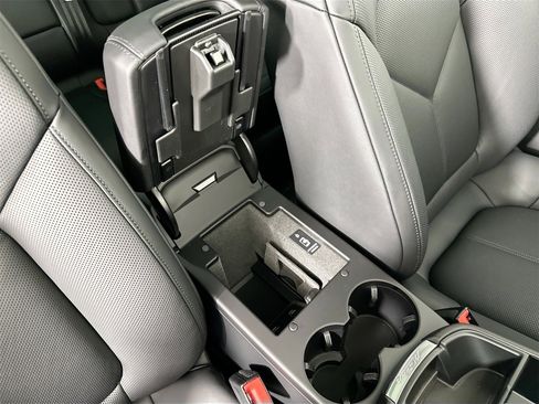 Certified 2025 Porsche Macan image 49