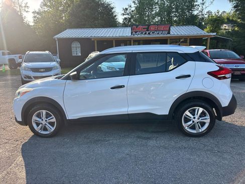 Used 2018 Nissan Kicks S image 2