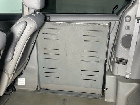 Used 2010 Toyota Sienna XLE image 27