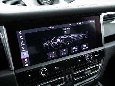 Certified 2022 Porsche Macan image 15