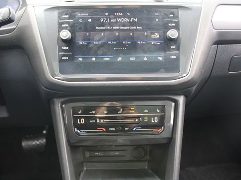 Certified 2024 Volkswagen Tiguan SE w/ Panoramic Sunroof Package AWD/4WD image 15
