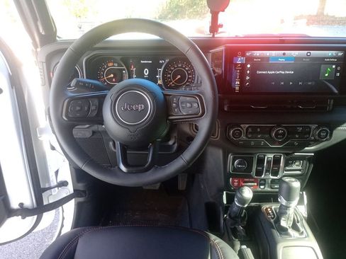 Used 2025 Jeep Wrangler Unlimited Rubicon image 13