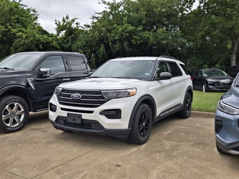 Used 2023 Ford Explorer XLT RWD image 3