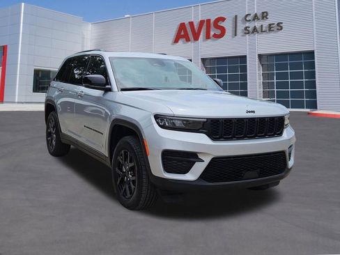 Used 2025 Jeep Grand Cherokee Altitude AWD/4WD image 10