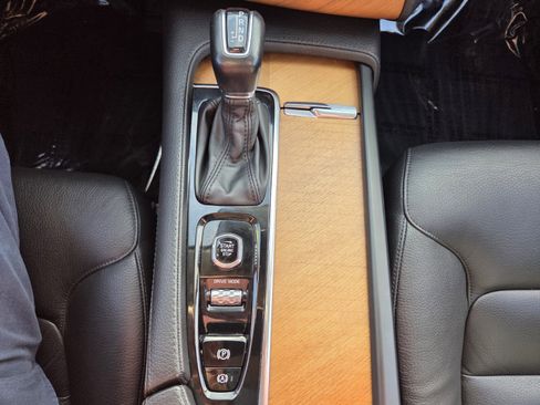 Used 2021 Volvo XC90 T6 Momentum w/ Protection Package Premier image 26