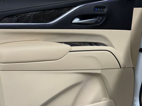 Used 2024 Cadillac Escalade ESV Premium Luxury AWD/4WD image 13