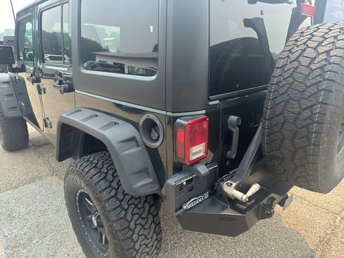 Used 2011 Jeep Wrangler Unlimited Rubicon w/ Connectivity Group AWD/4WD image 13
