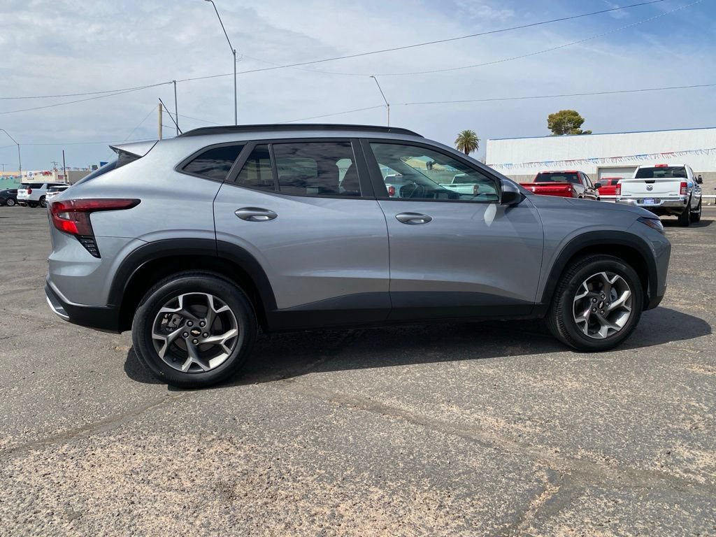 Used 2025 Chevrolet Trax LT FWD image 5