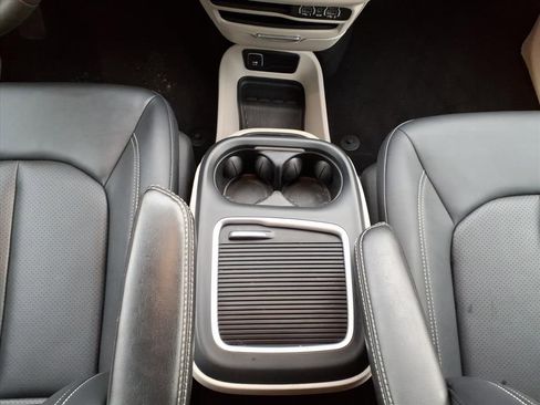 Used 2024 Chrysler Pacifica Touring-L image 25