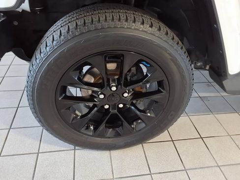 Used 2022 Jeep Wrangler Unlimited Sahara w/ Cold Weather Group AWD/4WD image 5