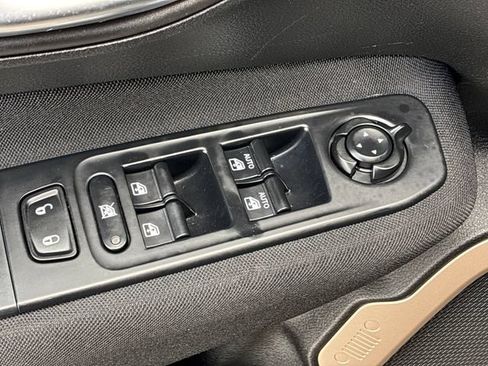 Used 2016 Jeep Renegade Latitude FWD image 13