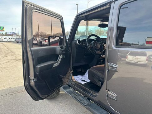 Used 2014 Jeep Wrangler Unlimited Sahara w/ Dual Top Group AWD/4WD image 15