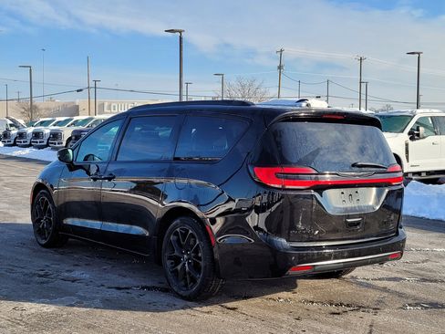 Used 2025 Chrysler Pacifica Limited image 6