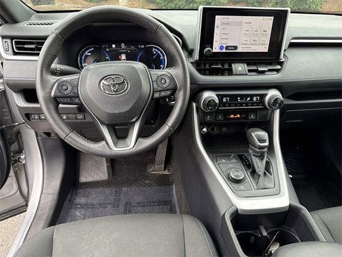 Used 2023 Toyota RAV4 SE image 18