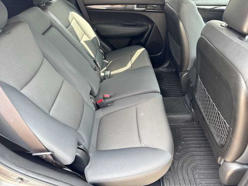 Used 2013 Kia Sorento LX w/ Convenience Pkg FWD image 19