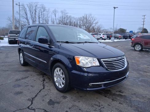 Used 2013 Chrysler Town & Country Touring image 3