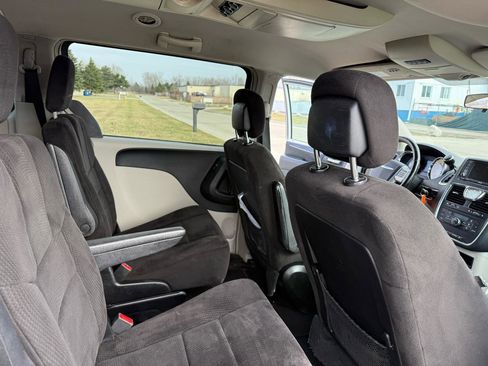 Used 2012 Chrysler Town & Country Touring image 16