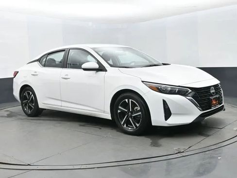 Used 2025 Nissan Sentra SV image 2