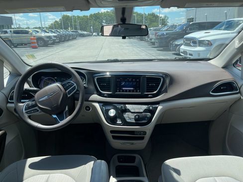 Used 2020 Chrysler Voyager LX FWD image 15