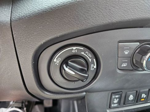 Used 2024 Nissan Frontier SV w/ SV Convenience Package image 25