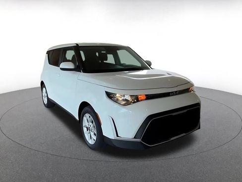 Used 2025 Kia Soul LX w/ LX Technology Package FWD image 3