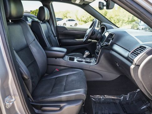 Used 2019 Jeep Grand Cherokee Altitude AWD/4WD image 16