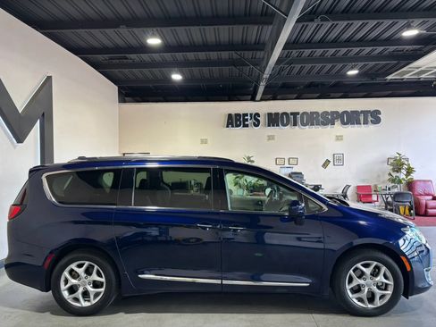 Used 2020 Chrysler Pacifica Touring-L w/ Tire & Wheel Group FWD image 5