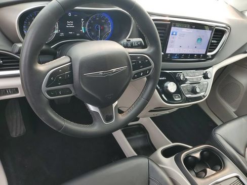 Used 2024 Chrysler Pacifica Touring-L FWD image 18