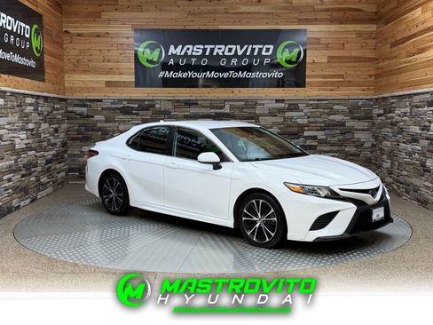 Used 2020 Toyota Camry SE image 1