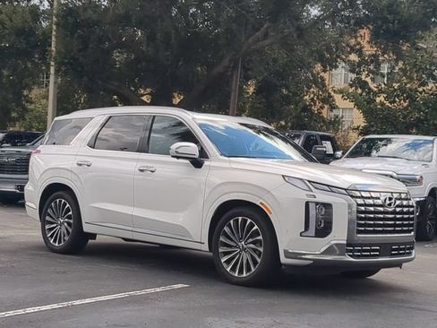 Used 2024 Hyundai Palisade Calligraphy FWD image 2