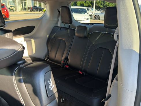 Used 2024 Chrysler Pacifica Touring-L FWD image 11