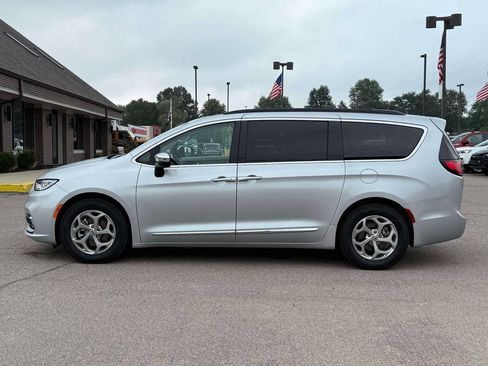 Used 2023 Chrysler Pacifica Limited FWD image 9