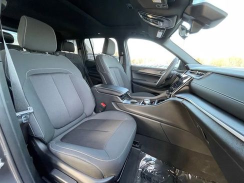 Used 2025 Jeep Grand Cherokee Laredo X image 30