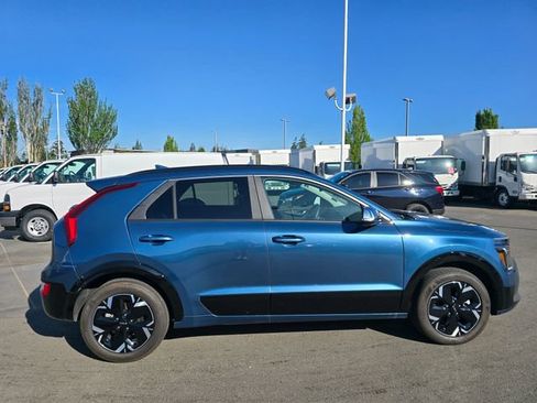 Certified 2024 Kia Niro Wind w/ Wind Preserve Package FWD image 7