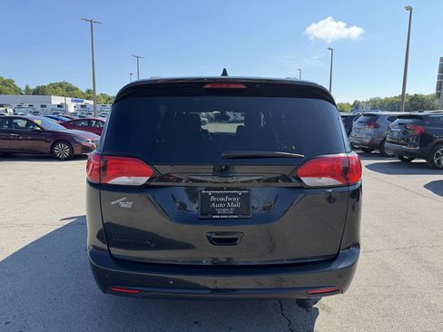 Used 2018 Chrysler Pacifica Touring-L Plus FWD image 4