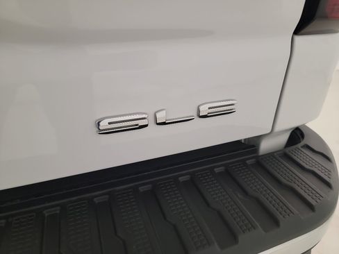 Used 2024 GMC Sierra 1500 SLE image 16